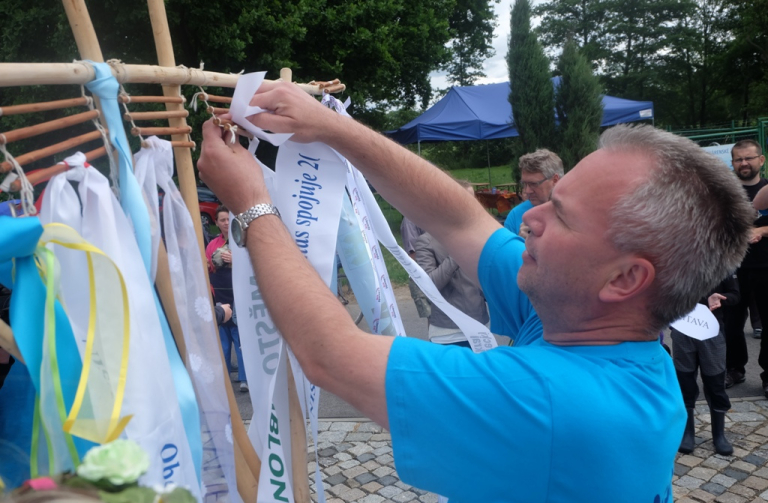 Starosta Hrádku n. N. Josef Horinka zavěšuje stuhu na májku víly Nisy